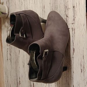 Dexflex comfort EUC gray ankle heel zipper booties shoes size US 9